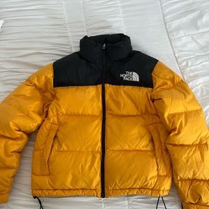 WOMEN’S 1996 RETRO NUPTSE JACKET   COLOR SUMMIT GOLD M